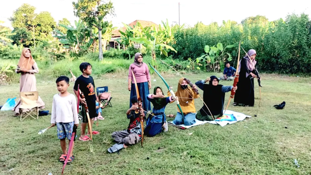 FOKUS: Atlet panahan tradisional Bangkalan saat melangsungkan latihan, Minggu (5/7). (PERPATRI BANGKALAN UNTUK JPRM)