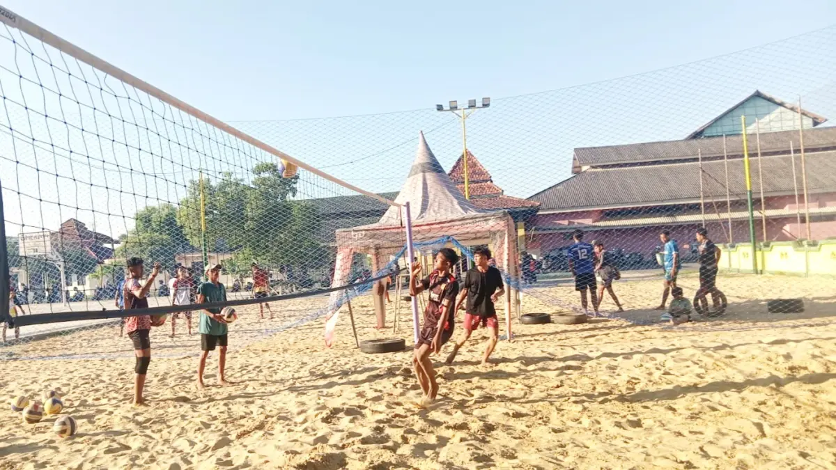 FOKUS: Sejumlah atlet voli pantai Sumenep sedang menjalankan latihan di lapangan yang berlokasi di GOR A. Yani, Desa Pabian, Kecamatan Kota, pada Minggu (14/6). (MAHRUS ALI UNTUK JPRM)