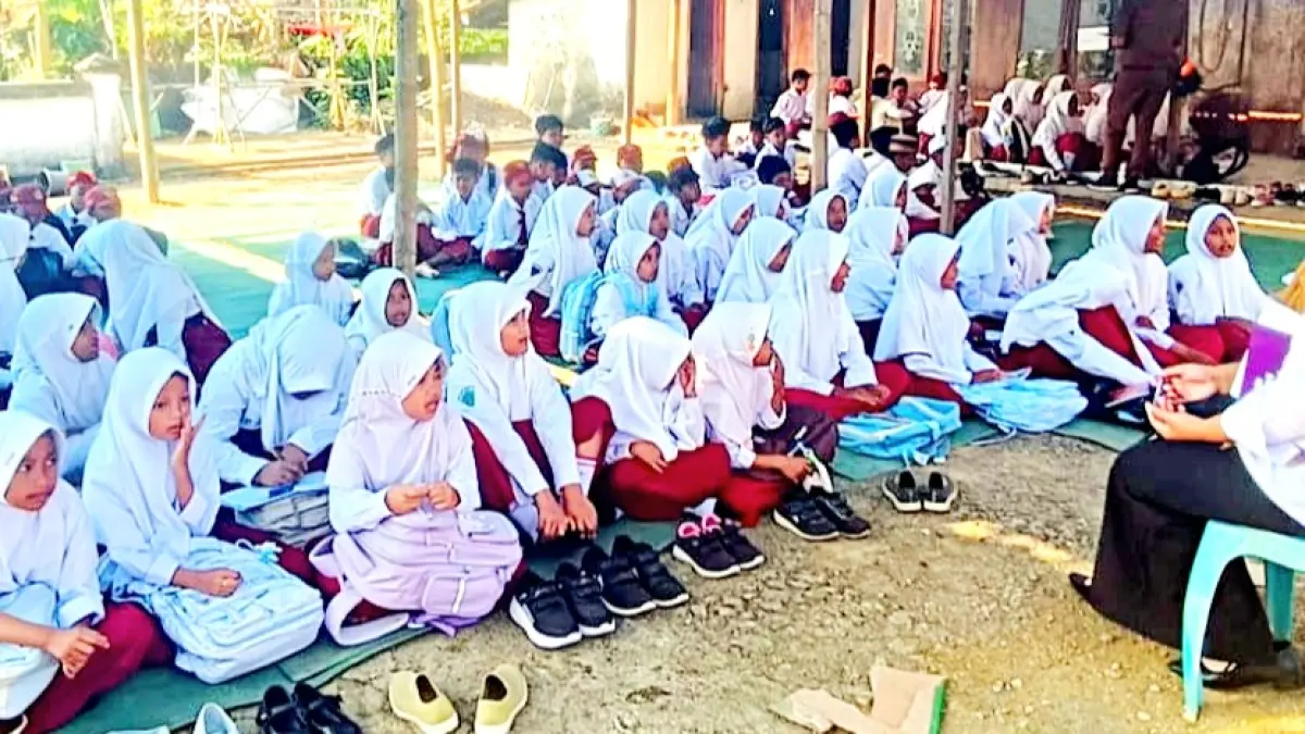 GENERASI EMAS: Murid SDN Lerpak 2, Kecamatan Geger, Bangkalan, mengikuti KBM di rumah warga Senin (20/7). (JUNADI UNTUK JPRM)
