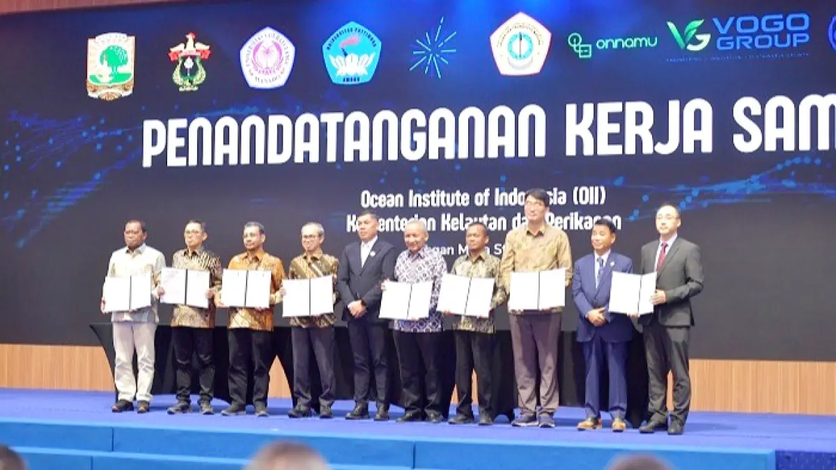JALIN KERJA SAMA: Rektor UTM Prof. Dr. Safi’ (keempat dari kanan) menunjukkan nota kesepahaman dengan Kementerian Kelautan dan Perikanan. (UTM UNTUK JPRM)