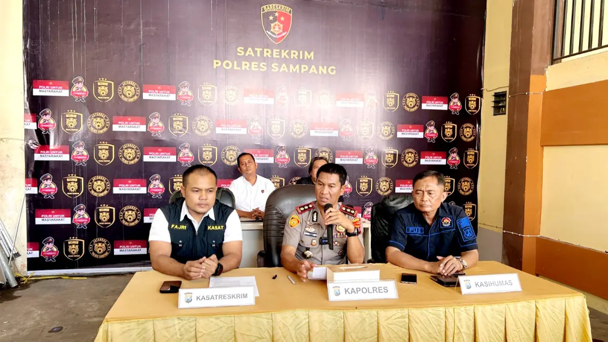 JUMPA PERS: Kapolres Sampang AKBP Hartono (tengah) didampingi Ps Kasatreskrim Iptu Nur Fajri Alim dan Kasihumas Polres Sampang AKP Eko Puji Waluyo memberikan keterangan pers Senin (20/7). (UBAIDILLAHIR RA’IE/JPRM)