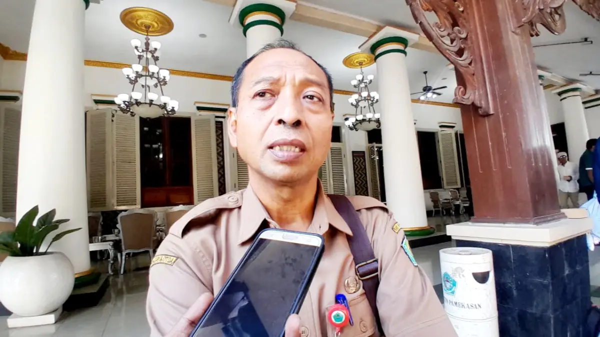 KOMITMEN: Kepala Dinkes Pamekasan Saifudin saat wawancara cegat di Pendopo Ronggosukowati. (M. KHOLIL RAMLI/JPRM)