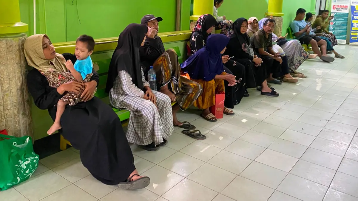 LAYANAN MASYARAKAT: Warga berada di RSUD Smart Pamekasan Senin (20/7). (MOH. IQBAL AFGANI/JPRM) 