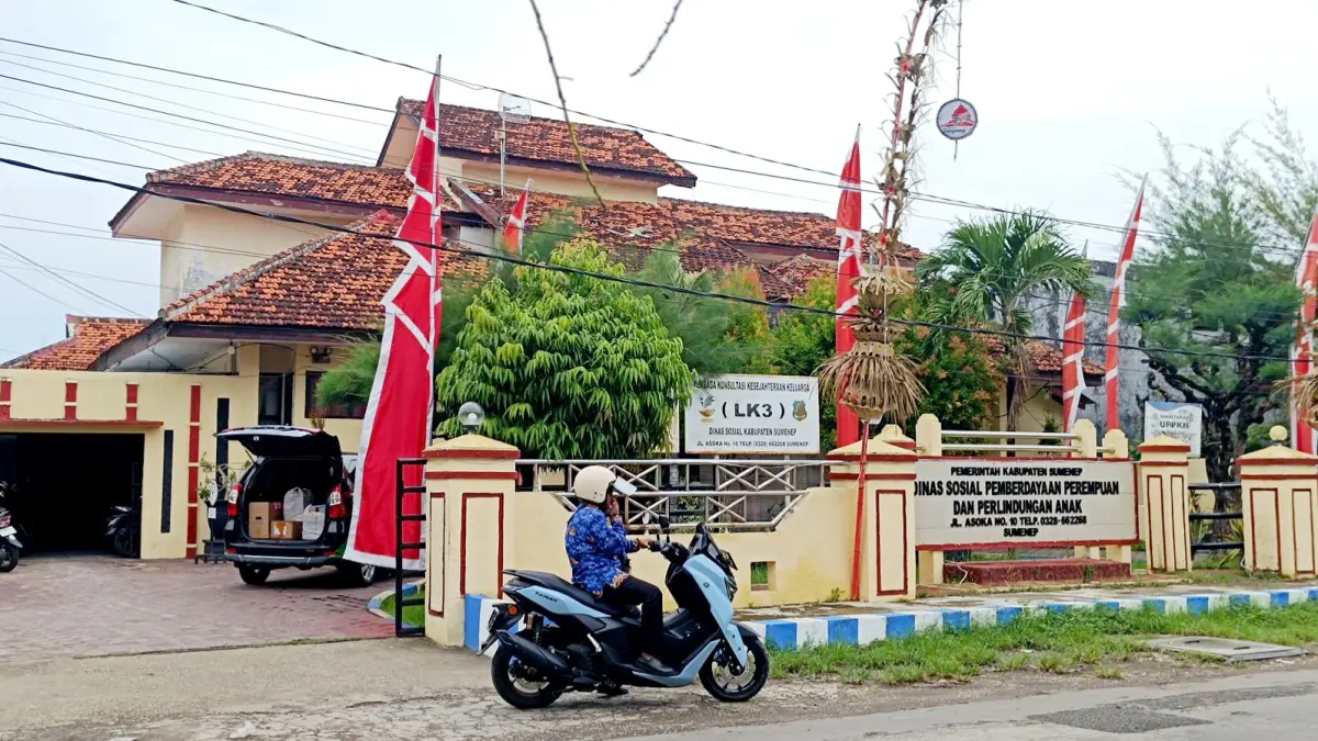 LENGANG: Pengendara berada di depan kantor Dinsos P3A Sumenep di Kelurahan Pajagalan, Kecamatan Kota, Senin (20/7). (MOH. IQBAL/JPRM)