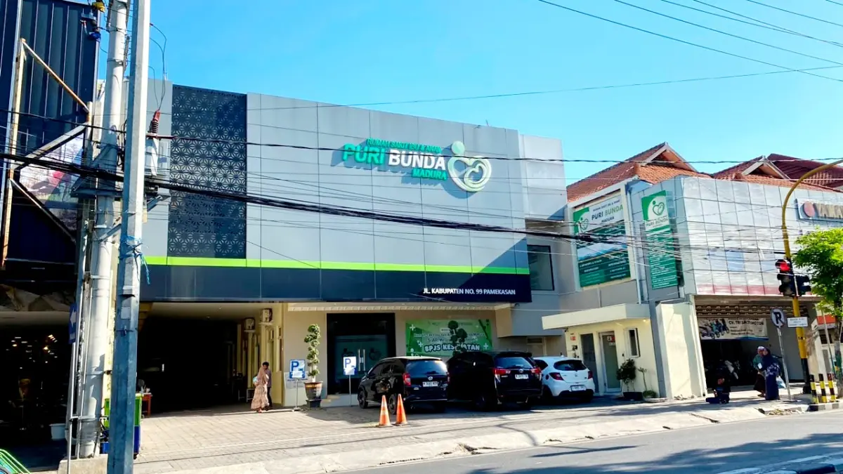 LENGANG: Sejumlah warga sedang melintas di depan RSIA Puri Bunda Madura, Pamekasan, Senin (20/7). (M. KHOLIL RAMLI/JPRM)
