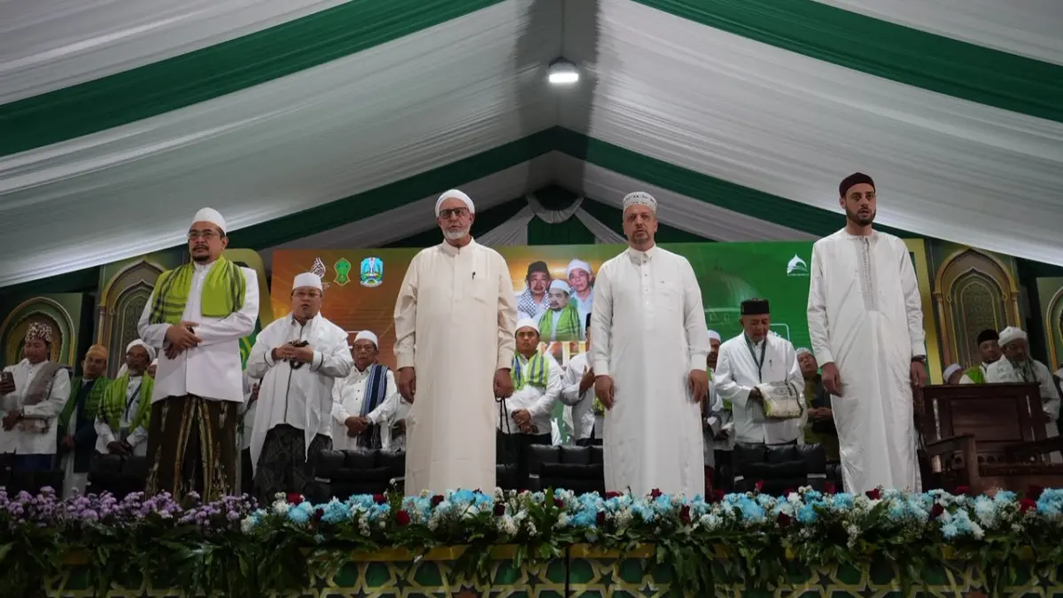PENUH RAHMAT: Dari kiri, Pimpinan Pengasuh Ponpes Al-Amien Prenduan KH. Dr. Ahmad Fauzi Tidjani, MA, Syarif As-Sayyid Muhammad Al-Habib, Syarif Assayyid Thohir, dan Syarif Assayyid ’Uqbah, Minggu (19/7).