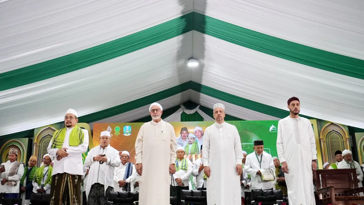 PENUH RAHMAT: Dari kiri, Pimpinan Pengasuh Ponpes Al-Amien Prenduan KH. Dr. Ahmad Fauzi Tidjani, MA, Syarif As-Sayyid Muhammad Al-Habib, Syarif Assayyid Thohir, dan Syarif Assayyid ’Uqbah, Minggu (19/7).

