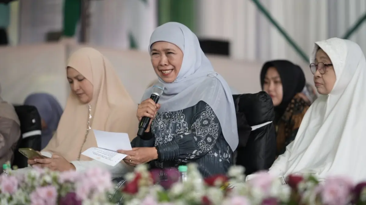 RAMAH: Gubernur Jawa Timur Khofifah Indar Parawansa bersama dengan Dewan Pengasuh Putri Ponpes Al-Amien Prenduan Hj. Dra. Anisah Fathimah Zarkasyi (kerudung putih), Minggu (19/7).
