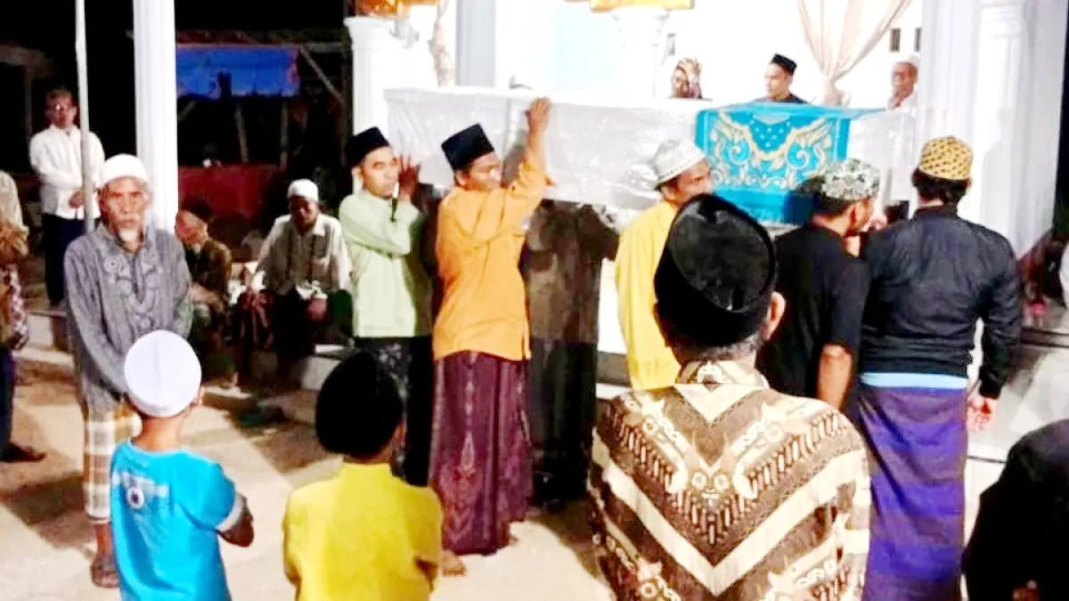 RUMAH DUKA: Jenazah almarhum saat tiba di rumah duka yang terletak di Desa Lerpak, Kecamatan Geger, Minggu (19/7). (DISNAKER BANGKALAN UNTUK JPRM)