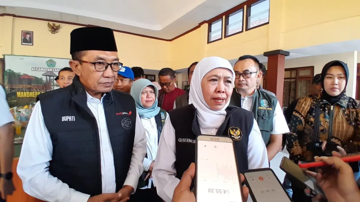TEGAS: Gubernur Jatim Khofifah Indar Parawansa dan Bupati Pamekasan KH Kholilurrahman dalam sesi wawancara di kantor Kecamatan Larangan, Pamekasan, Minggu (19/7). (M. KHOLIL RAMLI/JPRM)