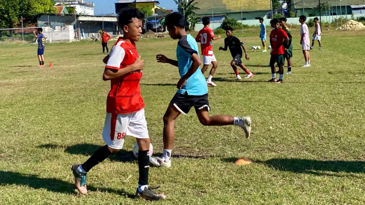 BERKELAS: Pemain Persepam mengikuti latihan di Lapangan Sepak Bola Sedangdang, Selasa (14/7). (MOH. IQBAL AFGANI/JPRM)