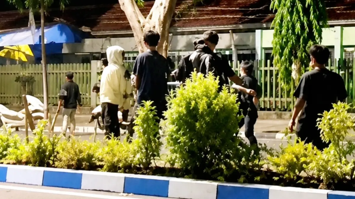 BERKUMPUL: Sejumlah remaja diduga terlibat aksi perkelahian di depan Mandhapa Agung Ronggosukowati, Pamekasan, Senin (20/7) dini hari. (TANGKAP LAYAR)