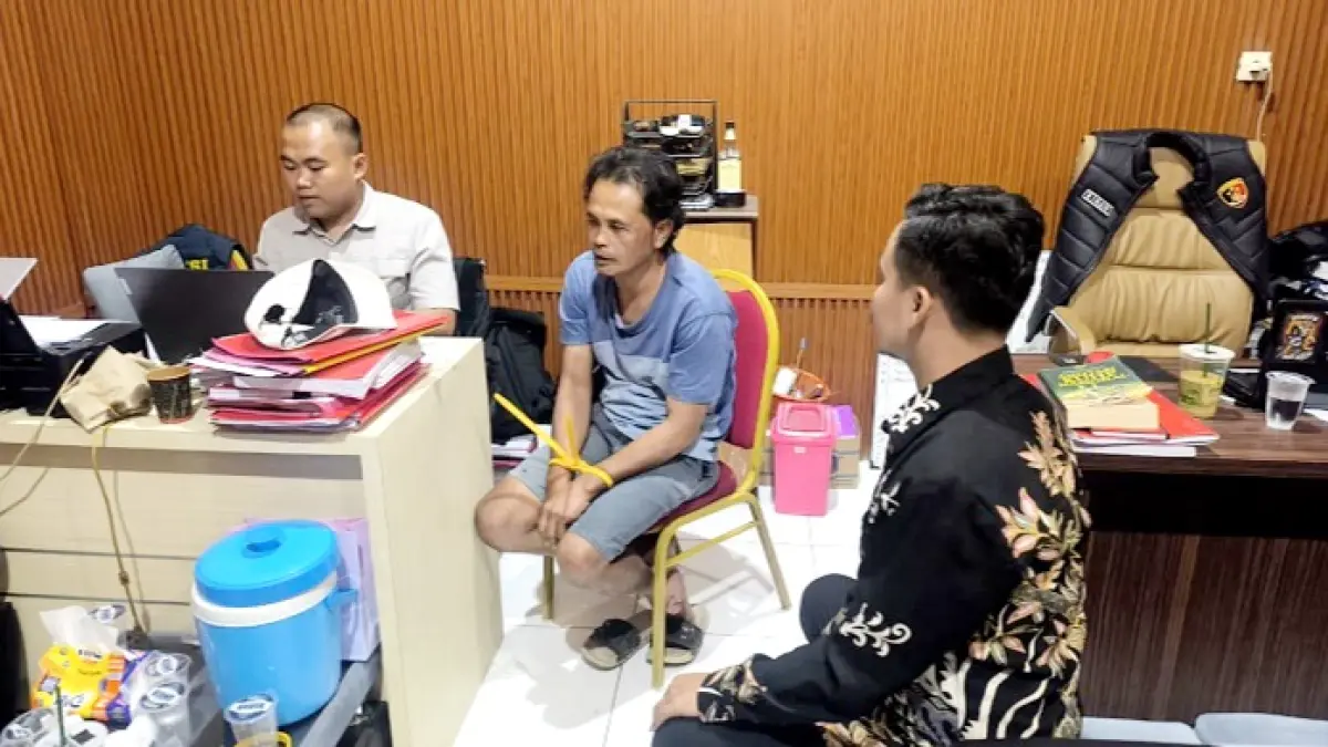 DIMINTAI KETARANGAN: R, tersangka dugaan pelecehan seksual diperiksa penyidik UPPA Satreskrim Polres Sampang, Senin (20/7). (SATRESKRIM UNTUK JPRM)