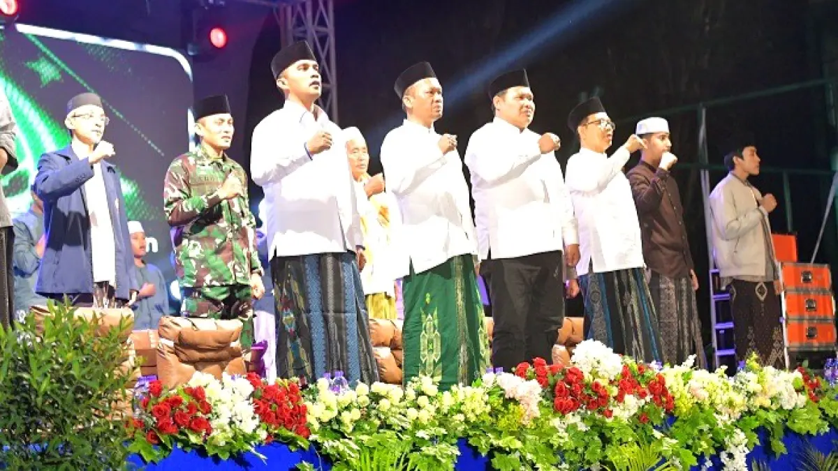 KHUSYUK: Bupati Bangkalan Lukman Hakim (kiri depan) bersama Rektor UTM Prof. Dr. Safi’ bersalawat bersama di halaman kampus pada Selasa (21/7) malam. (UTM UNTUK JPRM)