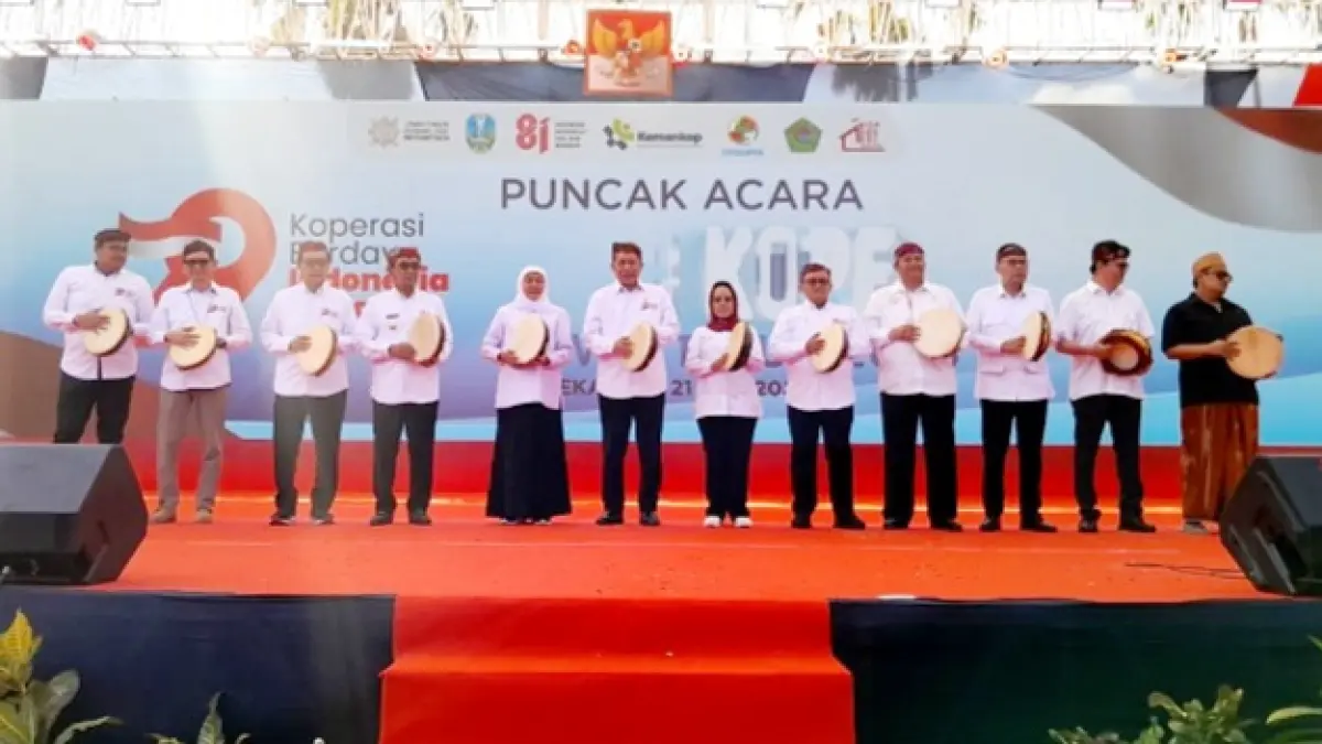 MERIAH: Menkop Ferry Juliantono, Gubernur Khofifah dan Bupati Kholil serta beberapa pejabat lainnya membuka secara resmi Koperasi Explore dalam rangka puncak Harkopnas Jatim 2026 di Pamekasan, Selasa (21/7). (M. KHOLIL RAMLI/JPRM)