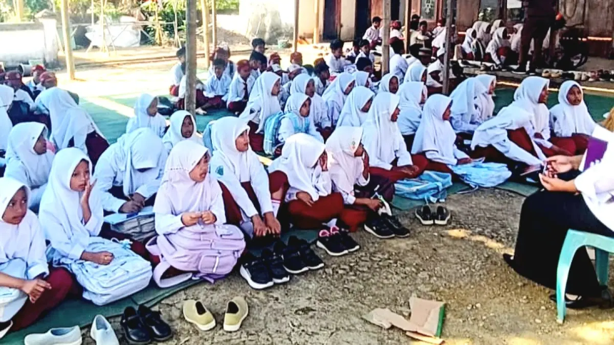 MIRIS: Murid SDN Lerpak 2 Kecamatan Geger, Bangkalan, melangsungkan pembelajaran di rumah warga, Senin (20/7). (SDN LERPAK 2 UNTUK JPRM)