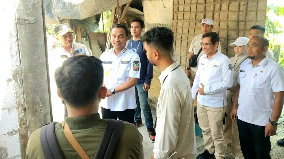 MONITORING: Bupati Bangkalan Lukman Hakim berdialog dengan pendamping program BSPS di Desa Sukolilo Barat, Kecamatan Labang. (DPRKP BANGKALAN UNTUK JPRM)