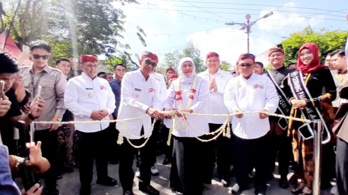 PERKUAT UMKM: Bupati Pamekasan KH. Kholilurrahman (kiri) dan Gubernur Jatim Khofifah Indar Parawansa membuka kegiatan bazar koperasi dan UMKM di Taman Arek Lancor, Selasa (21/7). (M. KHOLIL RAMLI/JPRM)