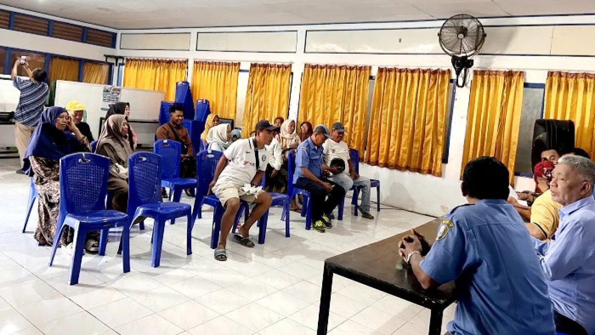 PROTES: Warga Desa Baruh, Kecamatan Kota Sampang, mendatangi kantor PDAM Trunojoyo, Sampang, Selasa (21/7). (UBAIDILLAHIR RA’IE/JPRM)