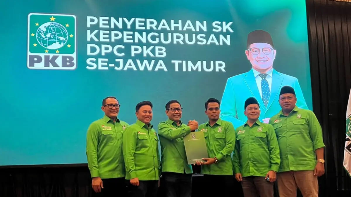 SAH: Mohammad Farok didampingi Baihaki dan Humaini menerima SK kepengurusan DPC PKB Sampang dari DPW PKB Jatim.