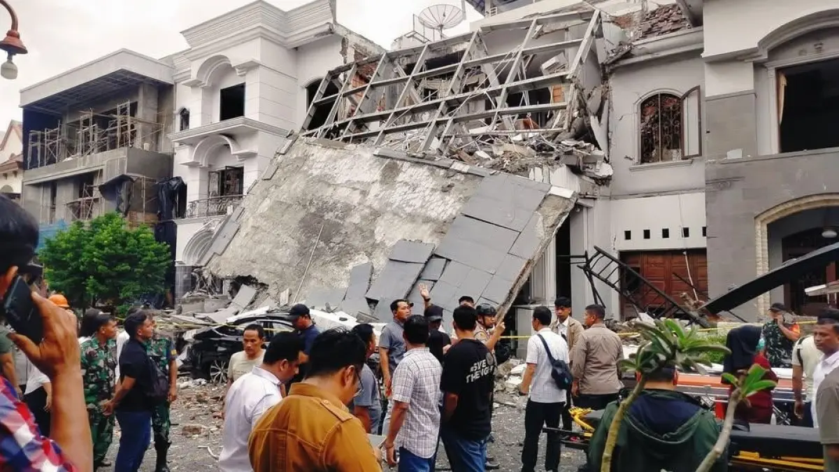 sebuah rumah mewah di Komplek Grand Polonia mengalami ledakan hebat yang mengakibatkan korban jiwa