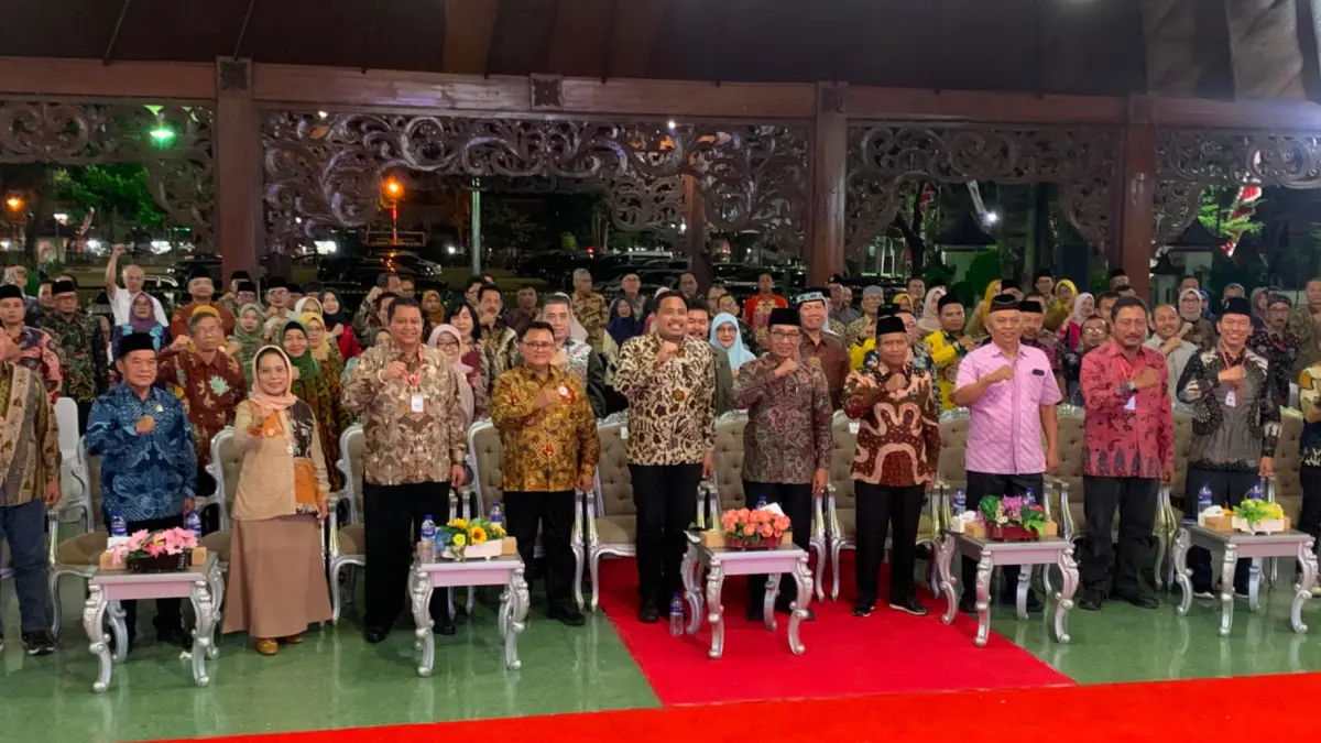 SEMARAK: Para tamu undangan dan peserta Sarasehan dan Temu Bisnis Koperasi pada puncak peringatan Harkopnas Ke-79 Jatim 2026 di Pendopo Ronggosukowati, Pamekasan, Senin (20/7). (M. KHOLIL RAMLI/JPRM)