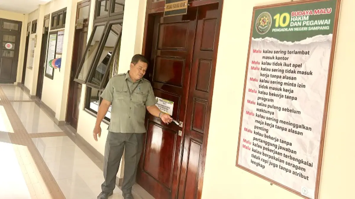 TERTUTUP: Pegawai Pengadilan Negeri Sampang sedang menjaga pintu ruang sidang anak tempat ABH rudapaksa disidangkan Selasa (21/7). (UBAIDILLAHIR RA’IE/JPRM)