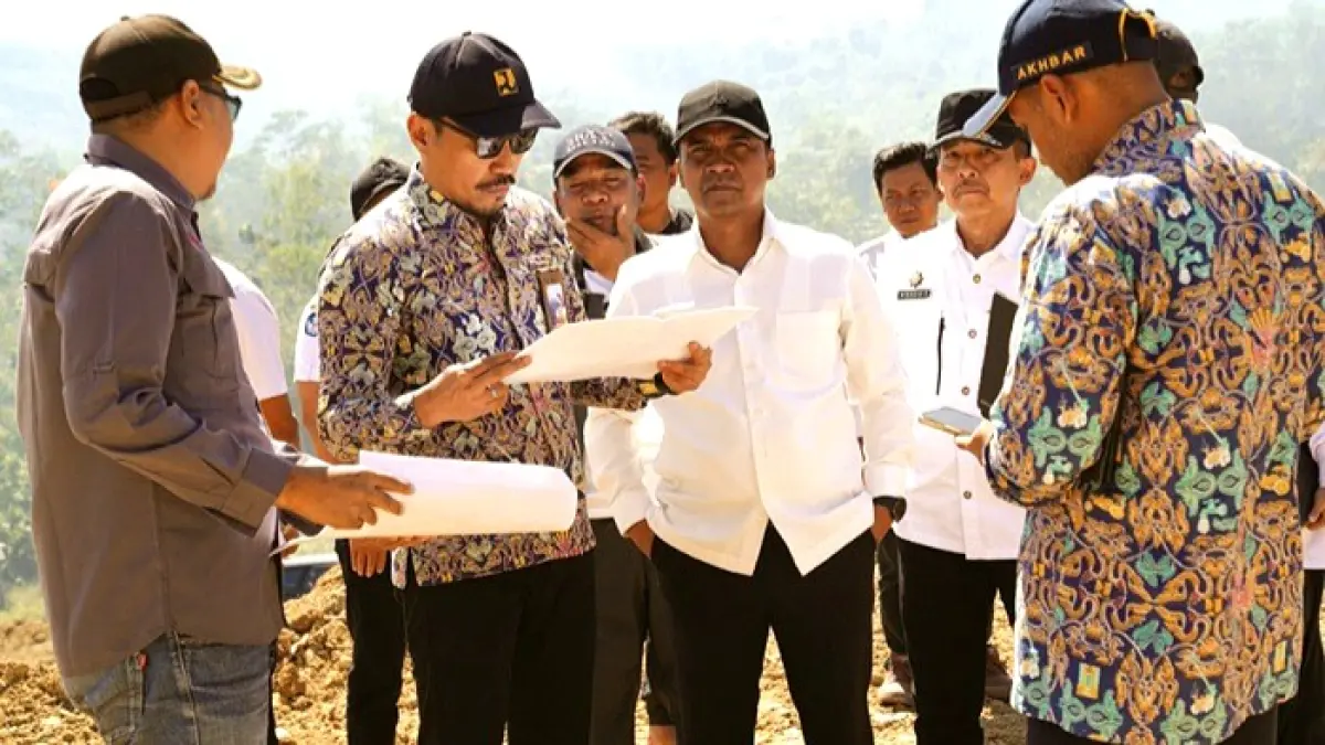TURUN KE LAPANGAN: Bupati Bangkalan Lukman Hakim meninjau lokasi pembangunan gedung Sekolah Rakyat bersama tim dari Balai Besar Kementerian PU di Desa Katol Barat, Kecamatan Geger, Rabu (22/7). (PROKOPIM UNTUK JPRM)