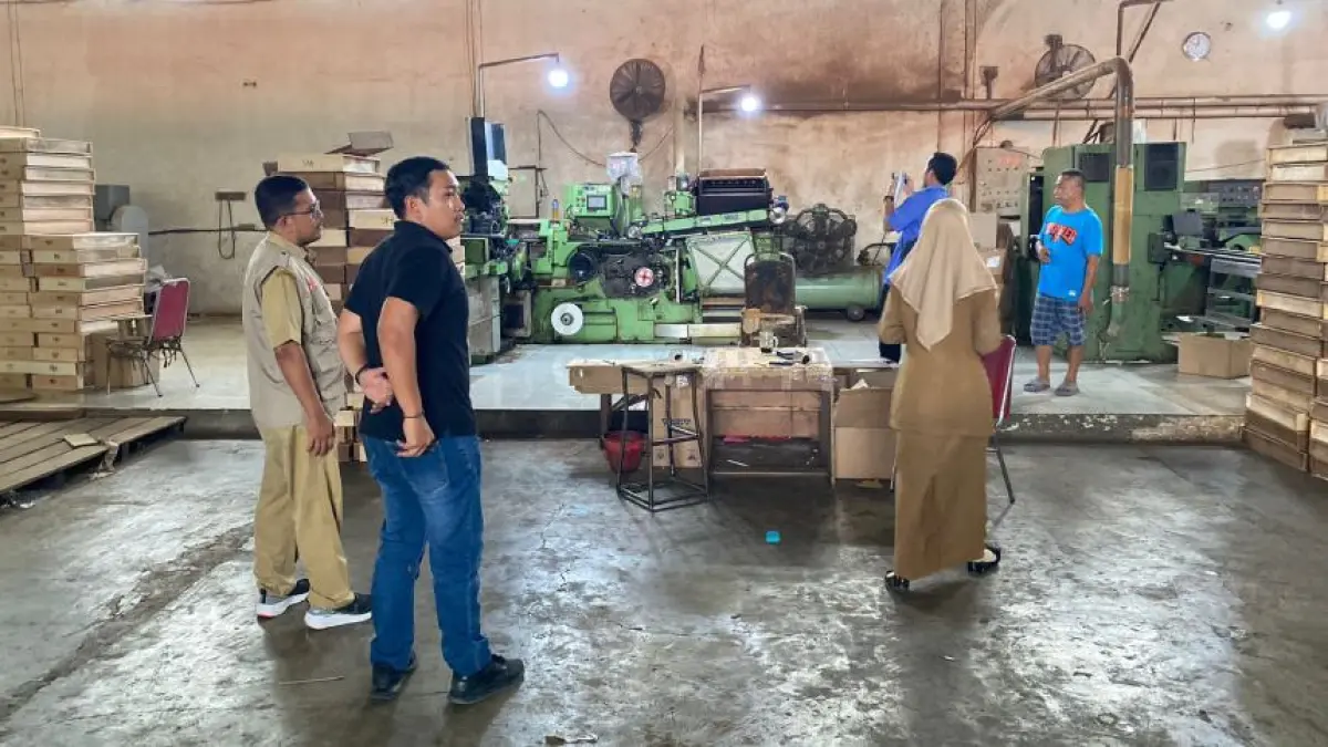 ASET: Tim Bidang Industri DKUPP Sumenep melakukan monitoring ke APHT di Kecamatan Guluk-Guluk, Sumenep, Rabu (17/6).
