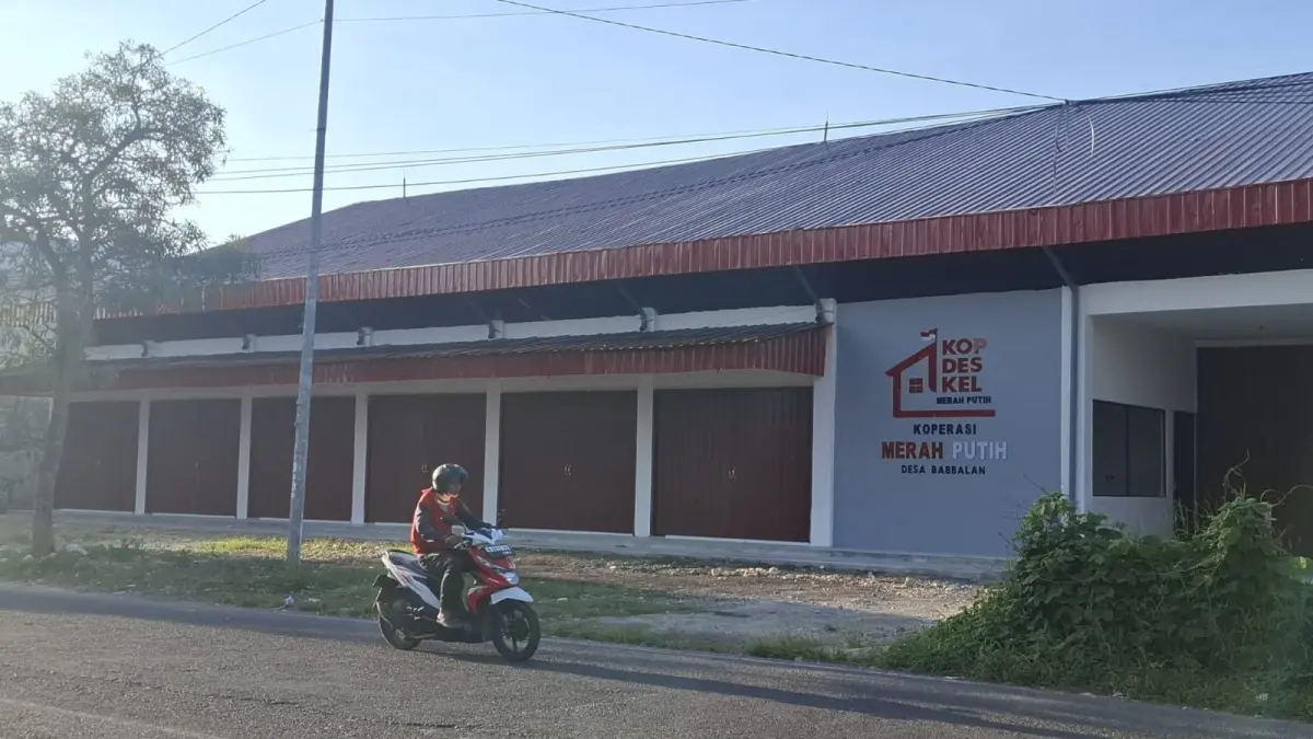 BELUM BEROPERASI: Pengendara melintas di depan gerai KDMP di Desa Babbalan, Batuan, Sumenep, Senin (20/7).