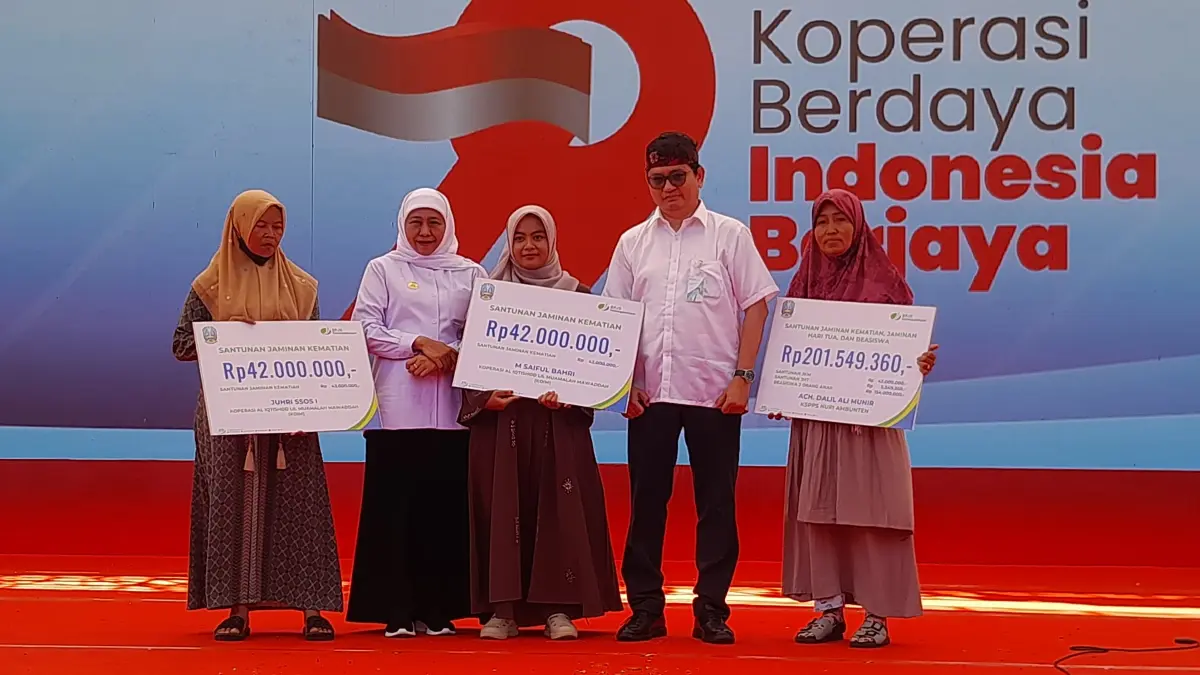 BERMANFAAT: Kakanwil BPJS Ketenagakerjaan Jawa Timur, Irvansyah Utoh Banja dengan didampingi Gubernur Jawa Timur, Khofifah Indar Parawansa menyerahkan klaim BPJS Ketenagakerjaan pada puncak Harkopnas 2026, Selasa (21/7).