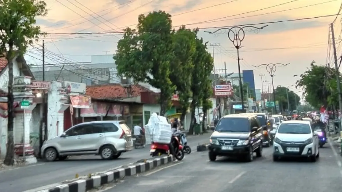 CERAH: Pengendara melewati PJU yang berjejer di jalan KH Wahid Hasyim, Sampang, Rabu (22/7).