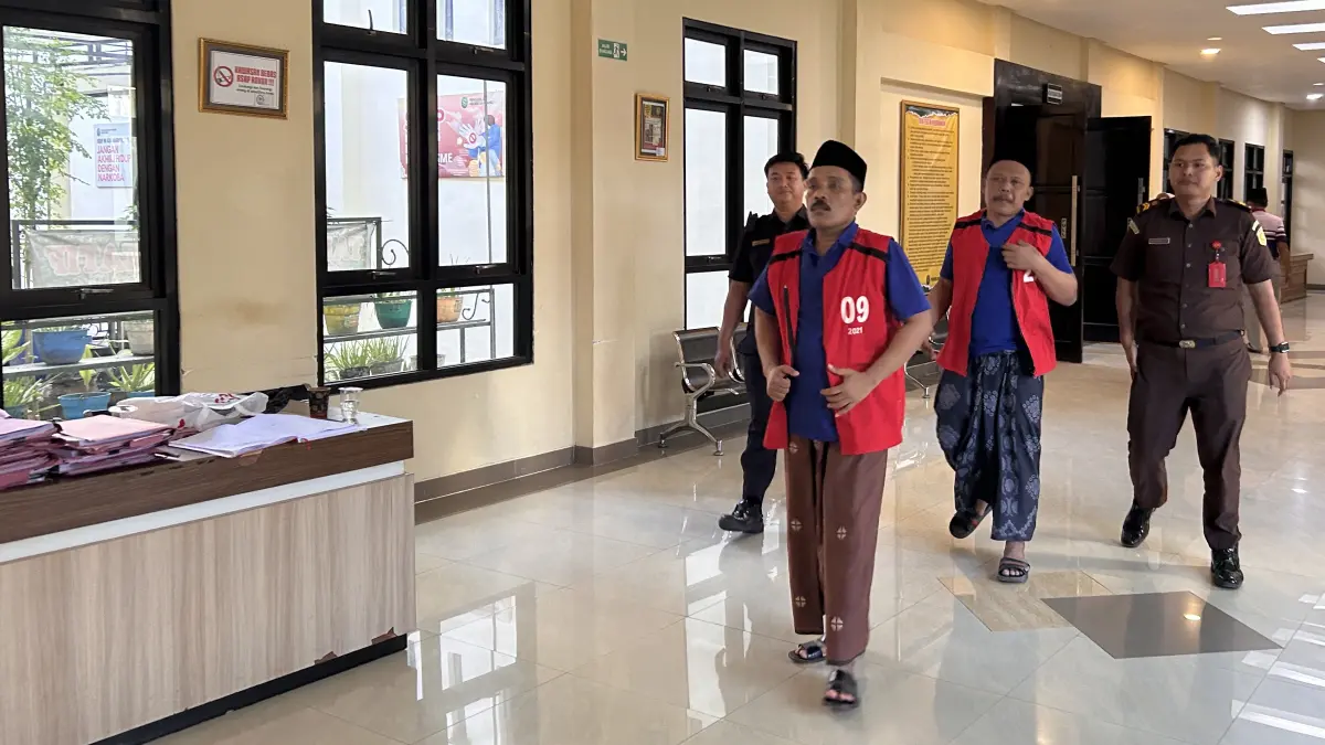 DIADILI: Dua terdakwa kasus sabu 3 kg digiring petugas usai mengikuti sidang di Pengadilan Negeri Sampang, Rabu (22/7). (UBAIDILLAHIR RA’IE/JPRM)