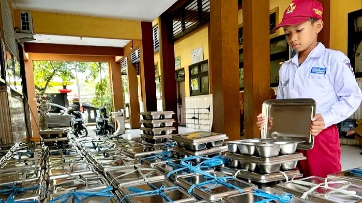 HATI-HATI: Siswa SDN Kemayoran 1 mengecek menu makan bergizi gratis (MBG) Senin (13/7). (VIVIN AGUSTIN HARTONO/JPRM)