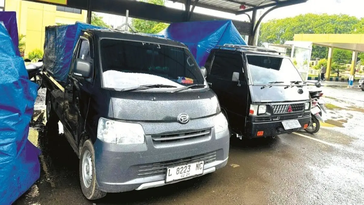 JADI SITAAN: Barang bukti kasus BBM subsidi berupa mobil pikap dan drum berisi solar berada di Polres Sumenep, Jumat (29/5). (MOH. IQBAL/JPRM)