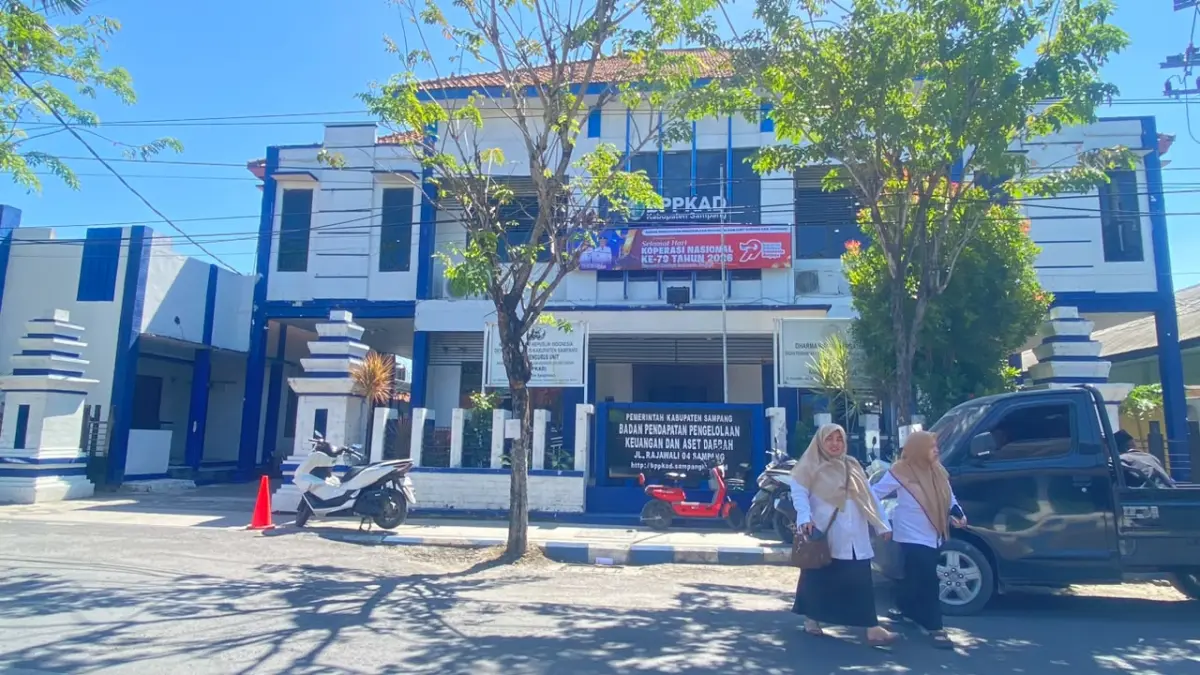 KEBIJAKAN: Pegawai saat keluar dari Kantor BPPKAD Sampang, Rabu (22/7).