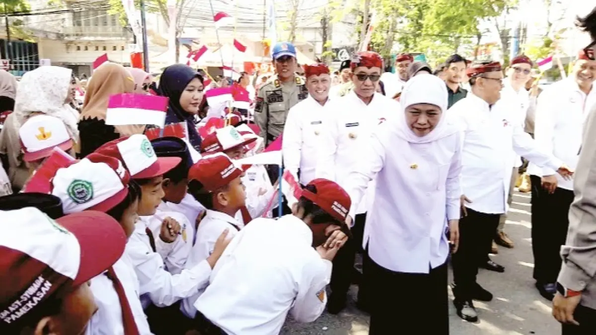 KOMITMEN: Gubernur Jatim Khofifah Indar Parawansa didampingi Bupati KH Kholilurrahman saat menyapa pelajar dalam pembukaan Bazar Koperasi dan UMKM di Taman Arek Lancor, Pamekasan, Selasa (21/7). (M. KHOLIL RAMLI/JPRM)