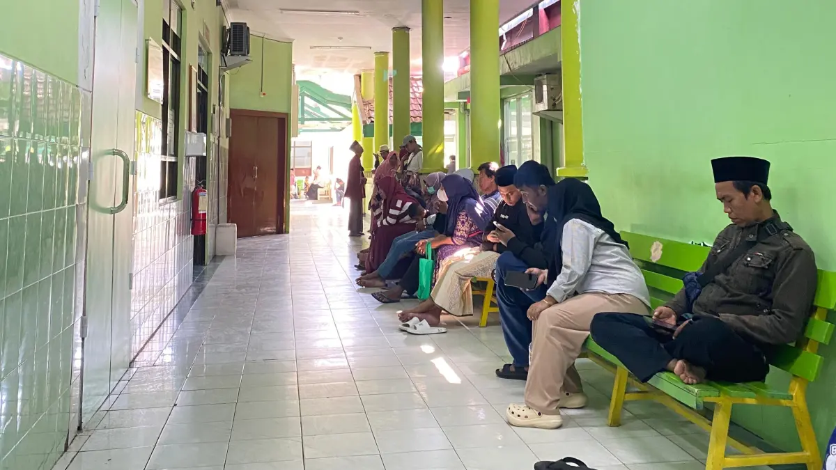 LAYANAN MASYARAKAT: Warga berada di RSUD Smart Pamekasan, Rabu (22/7).