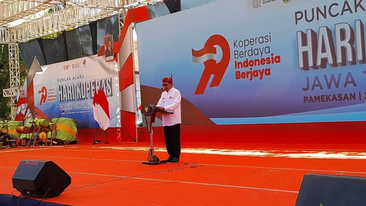 PENUH KEBANGGAAN: Bupati Pamekasan KH. Kholilurrahman menyampaikan sambutan pada puncak peringatan Harkopnas Ke-79 Jatim yang digelar di Pamekasan, Selasa (21/7).