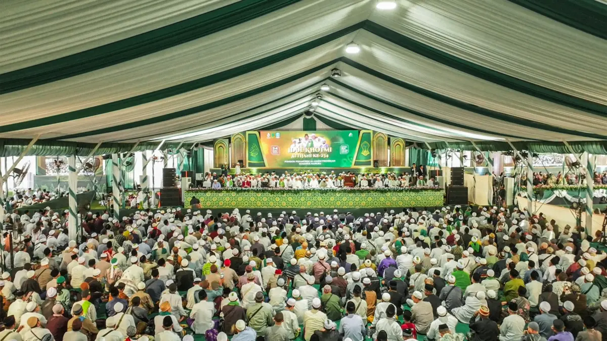 PENUH RAHMAT: Ribuan jemaah menghadiri puncak Idul Khotmi Nasional Tarekat Tijaniyah Ke-234 di Ponpes Al-Amien Prenduan, Sumenep, Minggu (19/7).