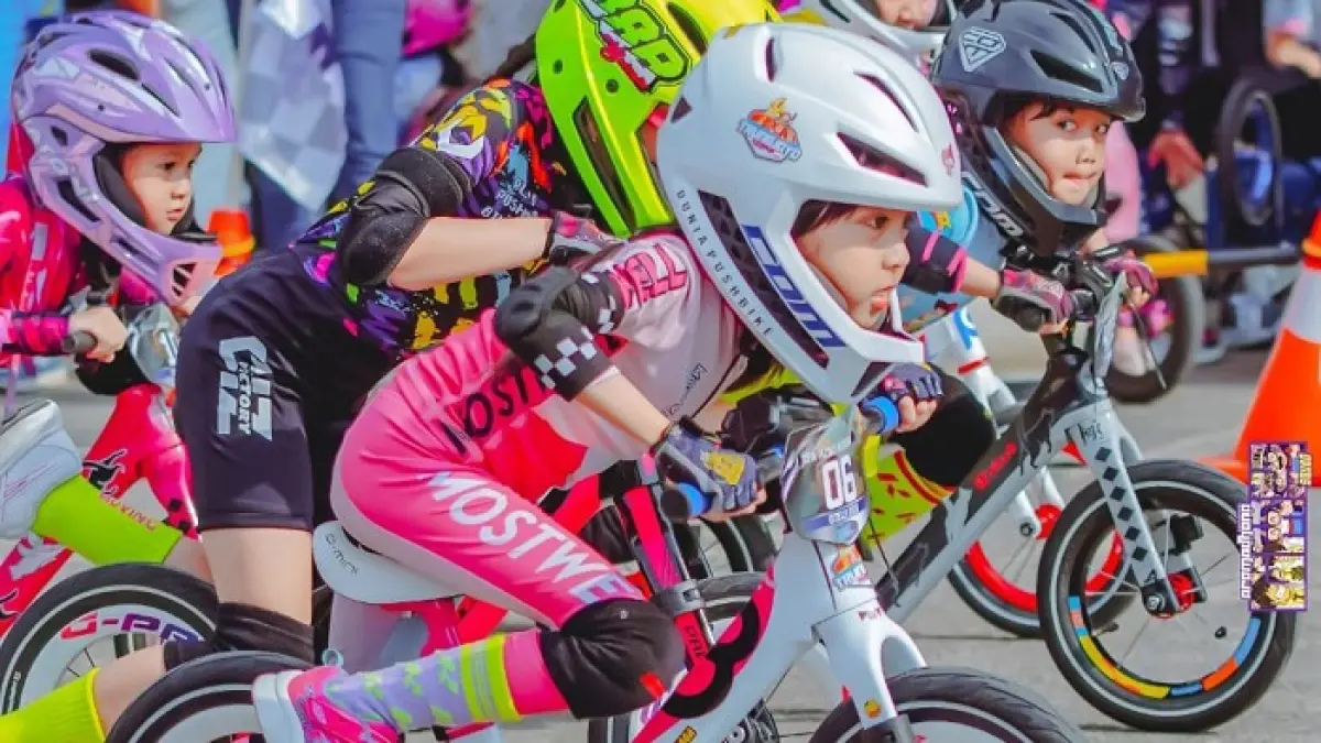 PENUH SEMANGAT: TALENTA MUDA: Rider Push Bike Sampang Syifa Azmi Ayunindya saat mengikuti ajang balapan Kapten Morgan Push Bike Race di Bandara Juanda, Surabaya, Sabtu (11/4). (PUSH BIKE UNTUK JPRM)