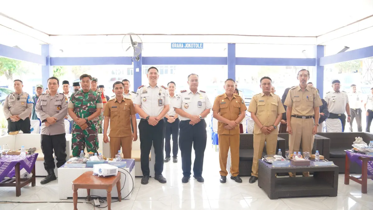 PERCONTOHAN: Kantor Imigrasi Kelas II Non TPI Pamekasan mengukuhkan Desa Omben, Kecamatan Omben, Kabupaten Sampang sebagai desa binaan.
