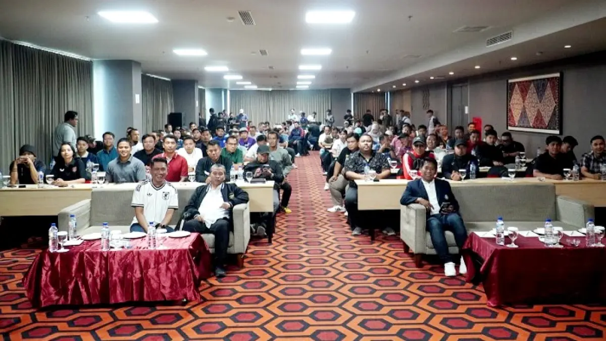 SERIUS: Manajer Persepam mengikuti rakor Piala Soeratin U-17 di Surabaya, Selasa (21/7). (PERSEPAM UNTUK JPRM)