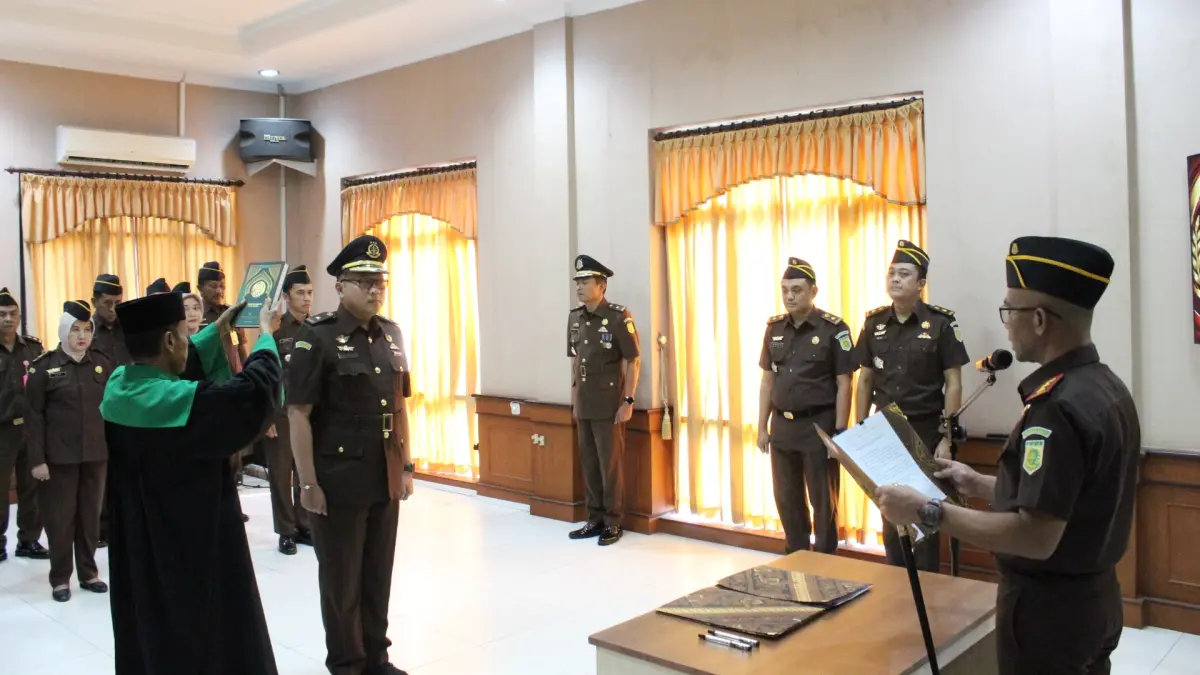 SERTIJAB: Kajari Sampang Mochamad Iqbal memimpin sertijab Kasi PAPBB Kejari Sampang, Rabu (22/7) .