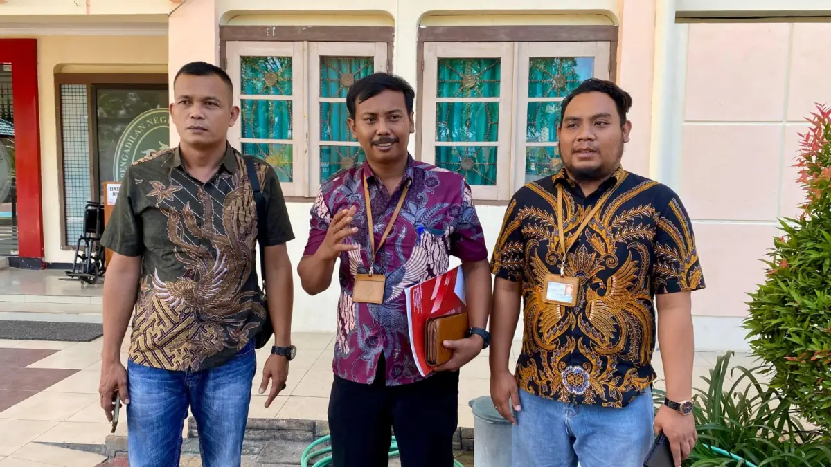 TEGAS: Kuasa hukum turut tergugat M. Hamdan (tengah) memberikan penjelasan usai sidang di Pengadilan Negeri Pamekasan, Rabu (22/7).