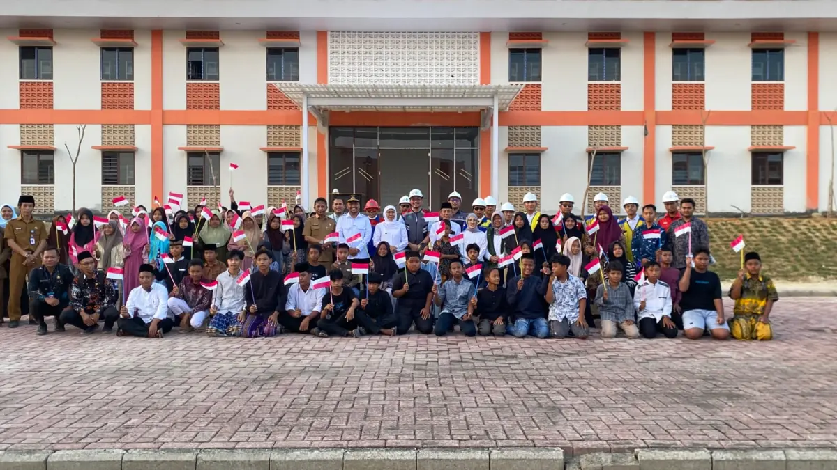 PENDIDIKAN: Siswa SRT Kabupaten Sampang saat berfoto bersama dengan Gubernur Jatim Khofifah Indar Parawansa, Kepala Dinsos Jatim Restu Novi Widiani, Plt Camat Camplong Maulid, Kepala Bakorwil IV Pamekasan Sufi Agustini dan lainnya di SRT Sampang Selasa (21/7).