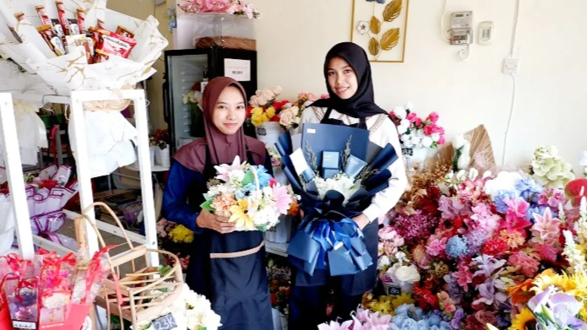 BAGUS: Dua karyawati memperlihatkan buket yang telah diproduksi di gerai eL Bouket di Jalan Teuku Umar, pertokoan Pasar Senen, Kelurahan Kemayoran, Bangkalan, Selasa (21/4). (VIVIN AGUSTIN HARTONO/JPRM)