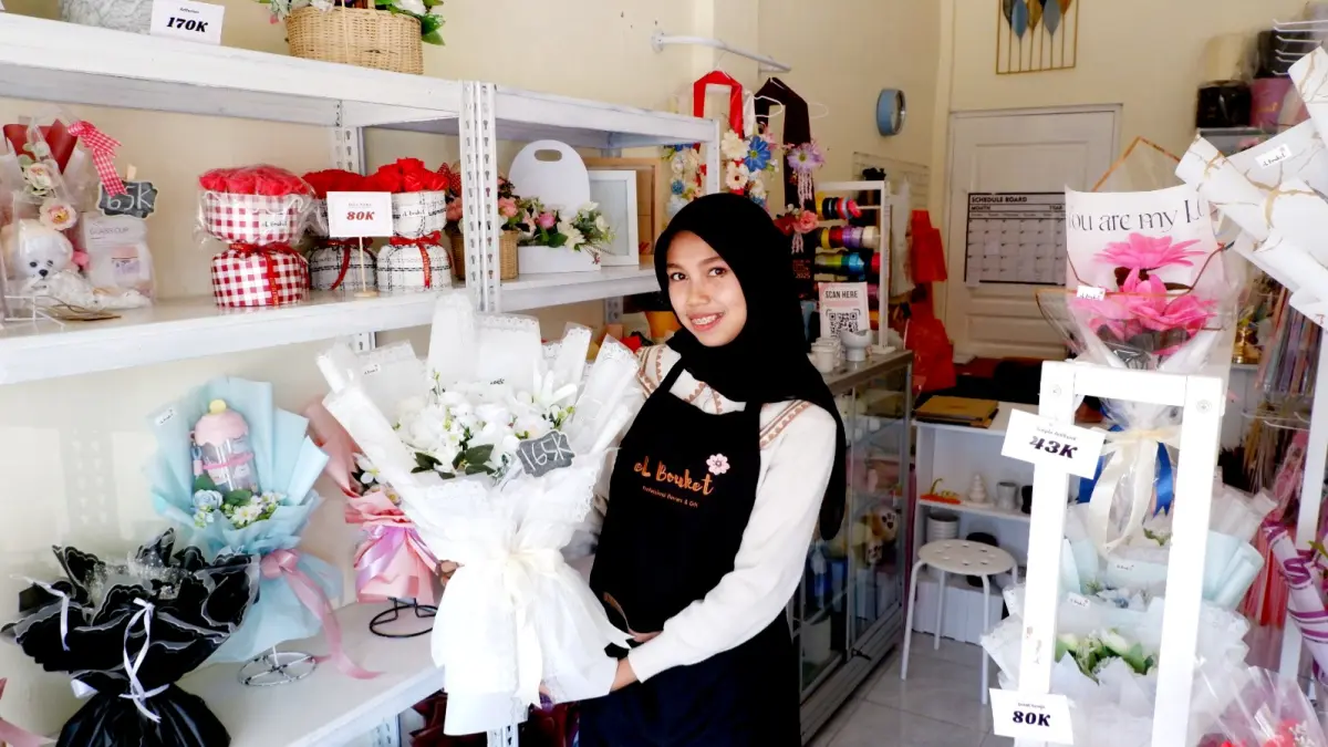 BERKUALITAS: Karyawati eL Bouket&nbsp;menunjukan produk di Jalan Teuku Umar, pertokoan Pasar Senen, Kelurahan Kemayoran, Bangkalan, Selasa (21/4). (VIVIN AGUSTIN HARTONO/JPRM)