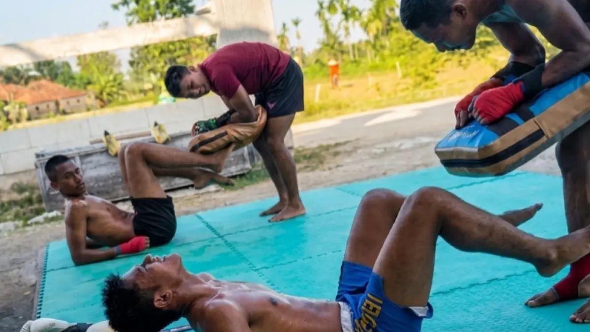 BEROTOT: Atlet MMA mengikuti latihan rutin di Pamekasan, Sabtu (18/7).