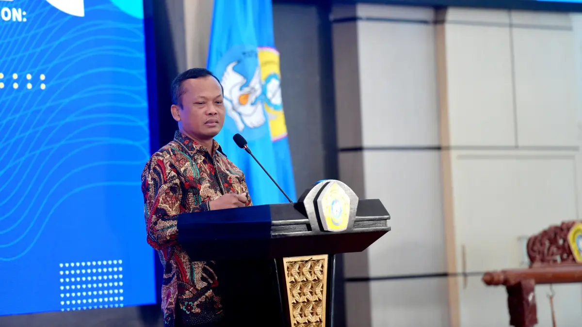 BERSAHAJA: Rektor UTM Prof. Dr. Safi’ menyampaikan sambutan dalam acara semnas di Aula Syaikhona Moh. Kholil Jumat (24/7). (UTM UNTUK JPRM)